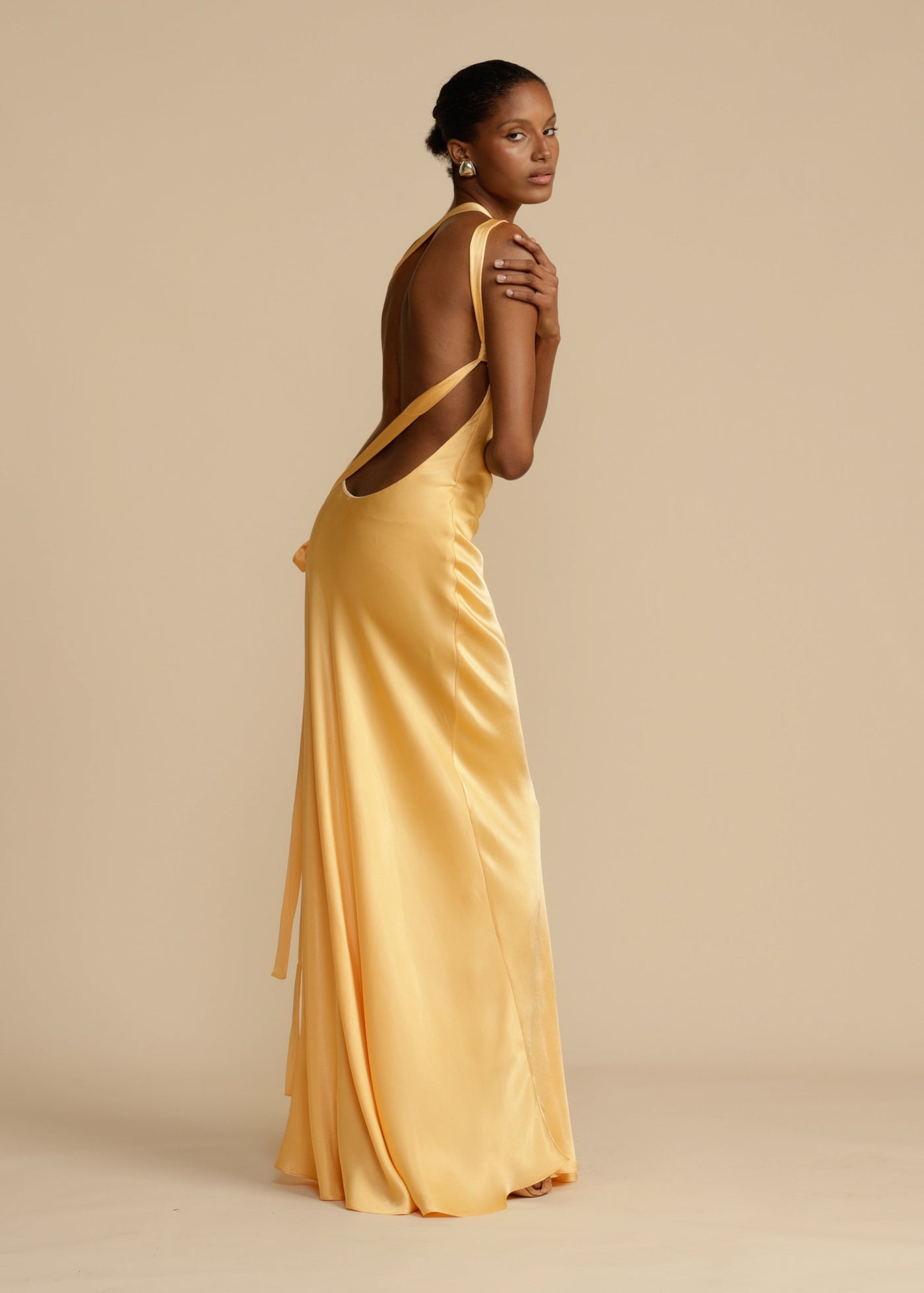 Robe Longue Asymétrique Satinée – Andiea