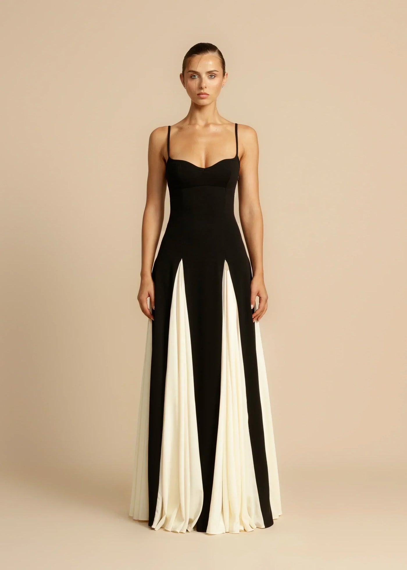 Robe longue noire fendue élégante – Esmeralda