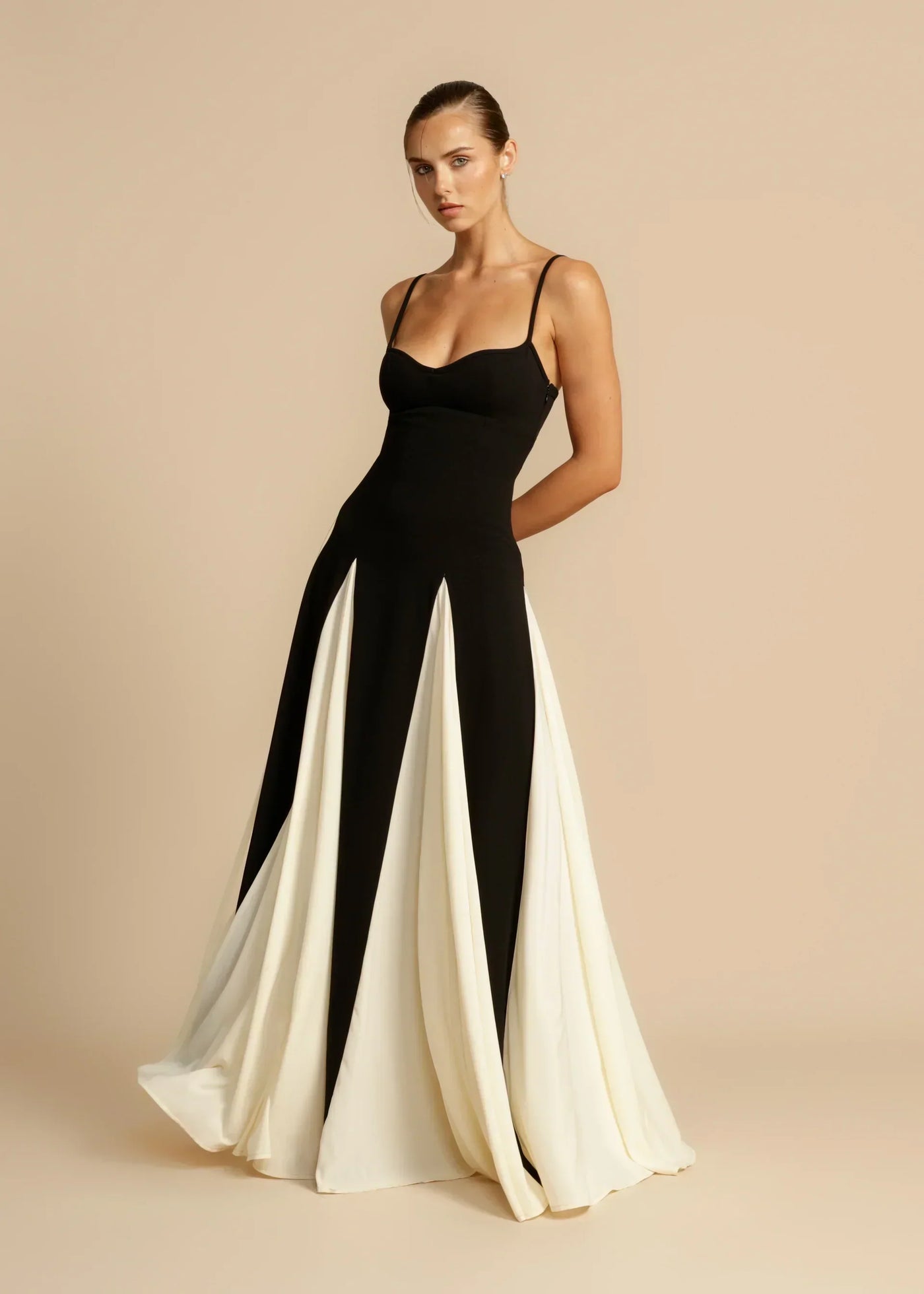 Robe longue noire fendue élégante – Esmeralda