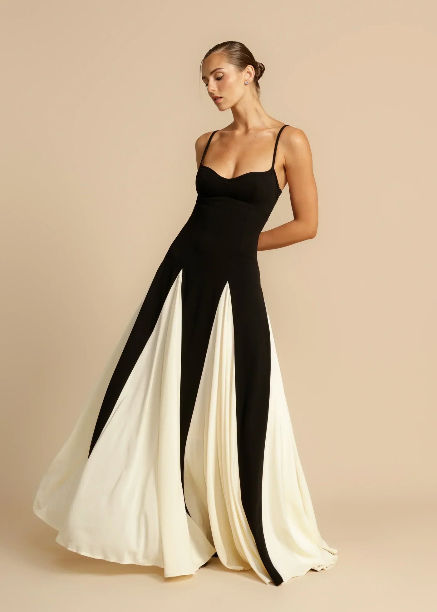Robe longue noire fendue élégante – Esmeralda