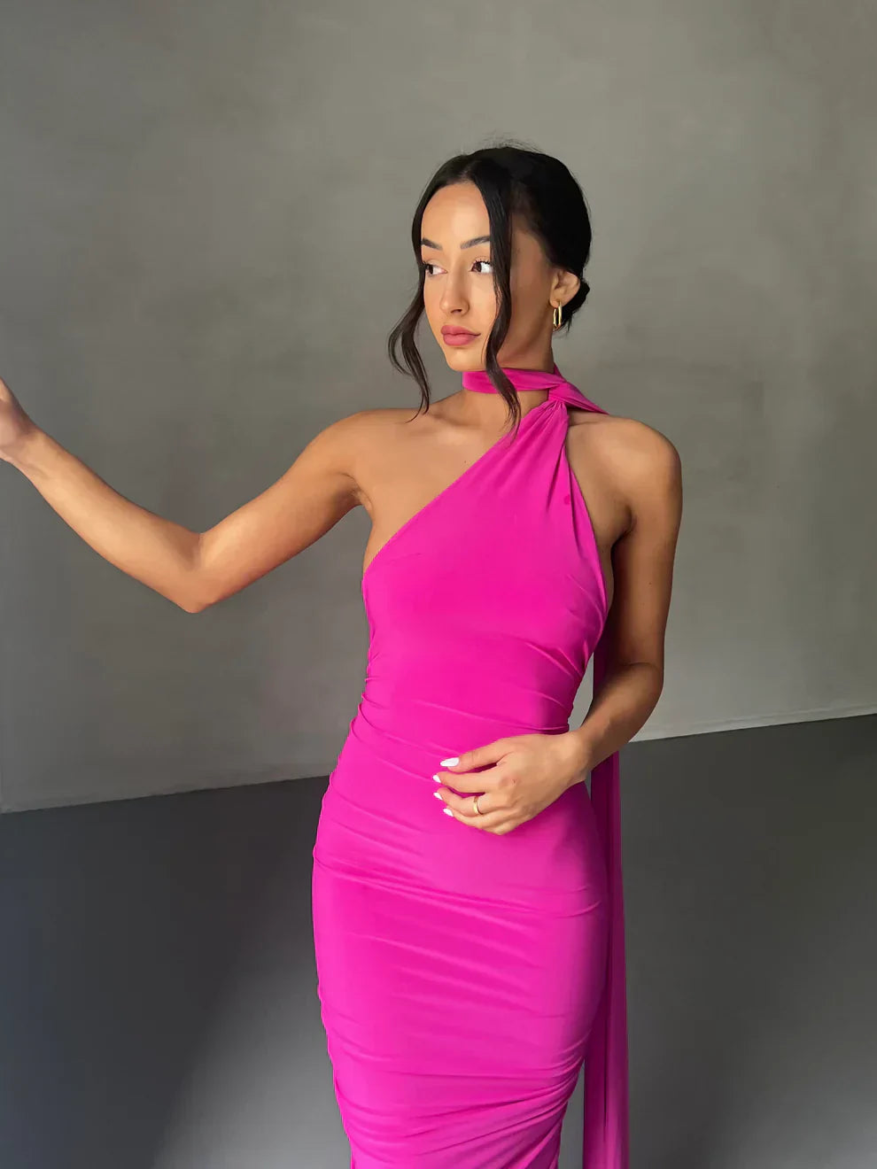 Robe Fendue Asymétrique – Lynessia